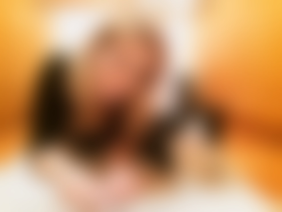 Ani Frece (mačjeljubka)
Ani je prava ljubiteljica hišnih ljubljenčkov in doma imajo kar nekaj živali. Njeno srce je osvojil predvsem maček Tom, ki pa je po njenem mnenju ne mara preveč. “Je zelo resen in ne dovoli, da silim vanj,” nam je povedala akademska glasbenica in priznala, da včasih rada z njim zapleše, sam pa nad njenimi plesnimi koraki ni najbolj navdušen.