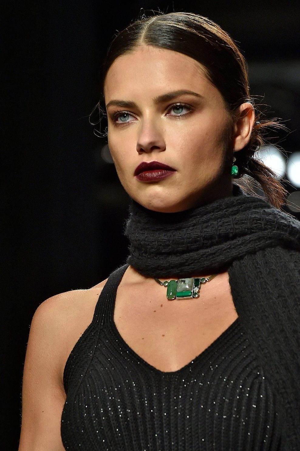 ... figa na zatilju, lasje pa so počesani tako, da tvorijo prečko na sredini. 
(jesen in zima 2016-17 Bottega Veneta)