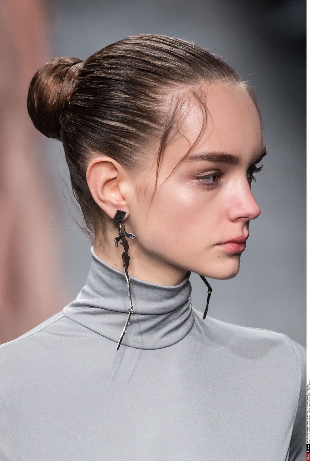 Klasična figa.  Le ob straneh čela osvobodite nekaj las. Še en trend je ...
(jesen in zima 2016-17 Bottega Veneta)