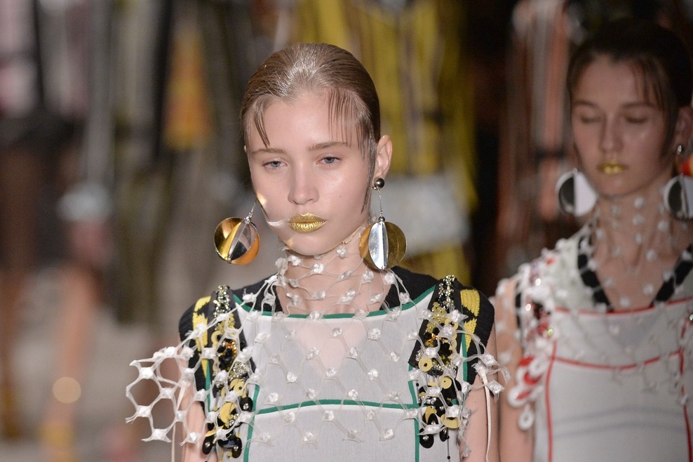 Prednosti digitalnega 3D-tiskalnika, futuriz­ma in tradicije je v svoji kolekciji nakita v nenavadno celoto spojila gospa Prada.

Predvsem pa letos velja: Naj se ve, kdo vas krasi. Poleg oblačil z imeni oblikovalcev se na modno prizorišče vrača tudi nakit z imeni. Oblačila in modni dodatki 
Paul & Joe.