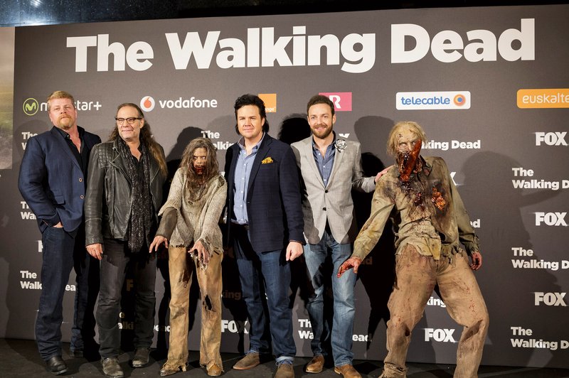 Na dogodku seveda ni smelo manjkati niti zombijev, ki so tako pozirali z zasedbo serije. (foto: Profimedia)
