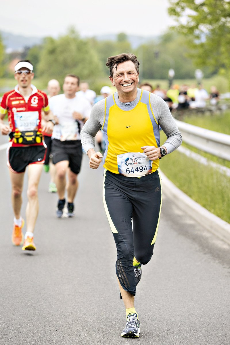 Borut Pahor tudi med rekreacijo ne izgubi svojega prepoznavnega nasmeška.
 (foto: Lea Press)
