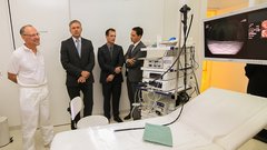 Primarij Milan Stefanovič (levo) in generalni direktor Zvone Novina ob eni najsodobnejših endoskopskih naprav, ki jo imajo v Diagnostičnem centru Bled. 