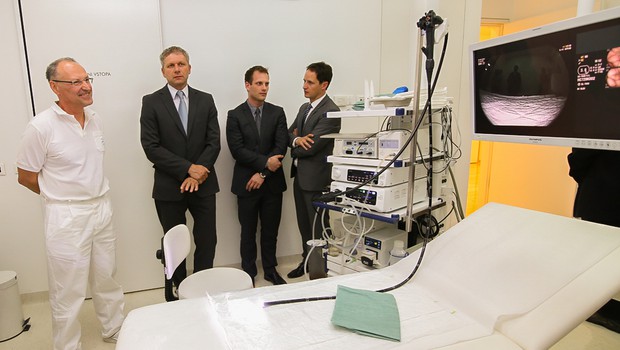 Primarij Milan Stefanovič (levo) in generalni direktor Zvone Novina ob eni najsodobnejših endoskopskih naprav, ki jo imajo v Diagnostičnem centru Bled.  (foto: Barbara Reya)