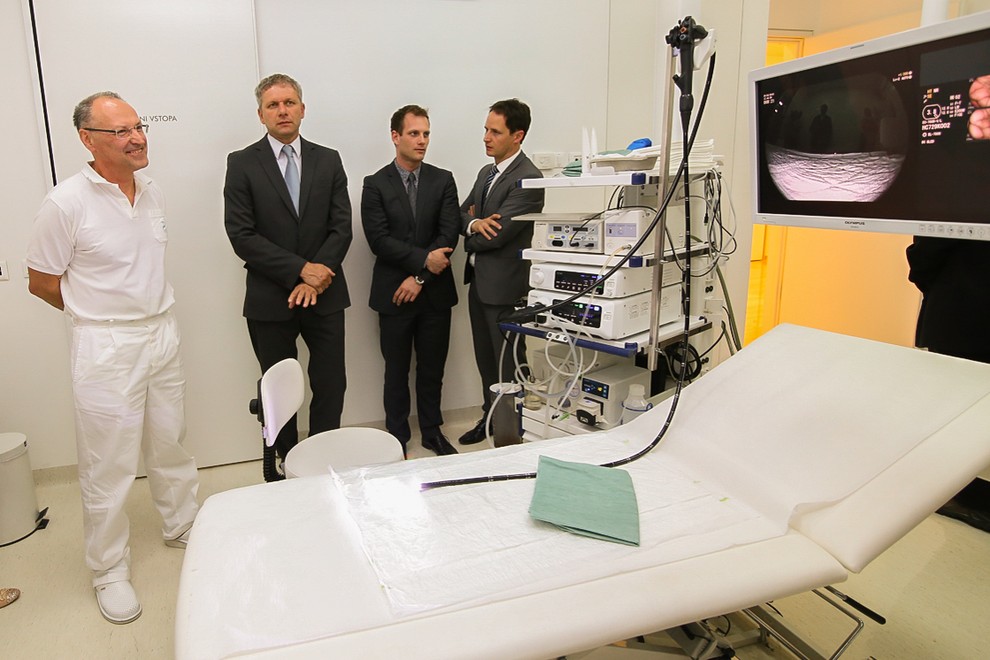 Primarij Milan Stefanovič (levo) in generalni direktor Zvone Novina ob eni najsodobnejših endoskopskih naprav, ki jo imajo v Diagnostičnem centru Bled. 