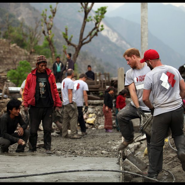 Princ Harry gradi šolo v Nepalu