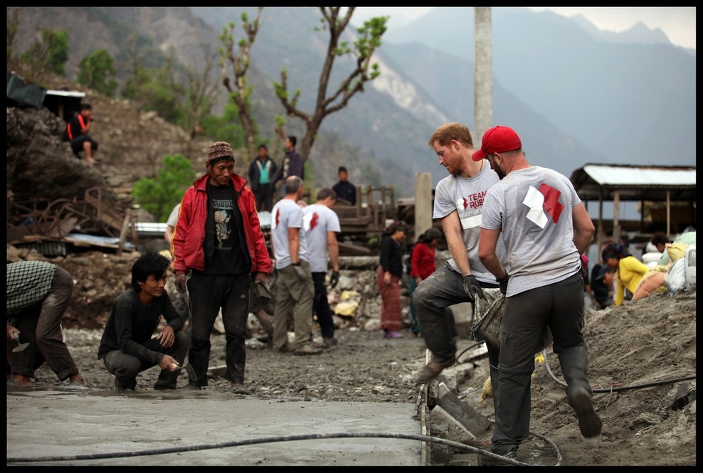 Princ Harry gradi šolo v Nepalu