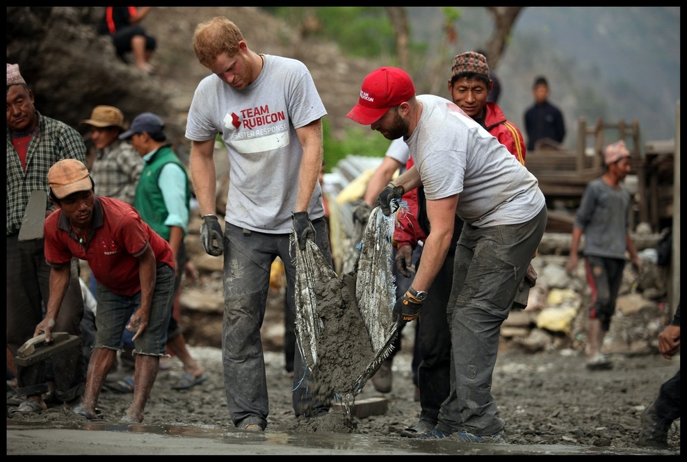 Princ Harry gradi šolo v Nepalu