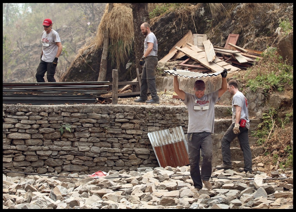 Princ Harry gradi šolo v Nepalu