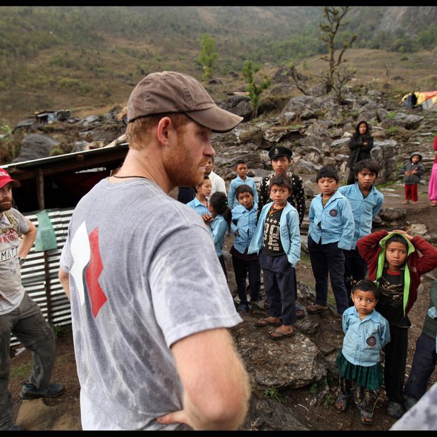 Princ Harry gradi šolo v Nepalu