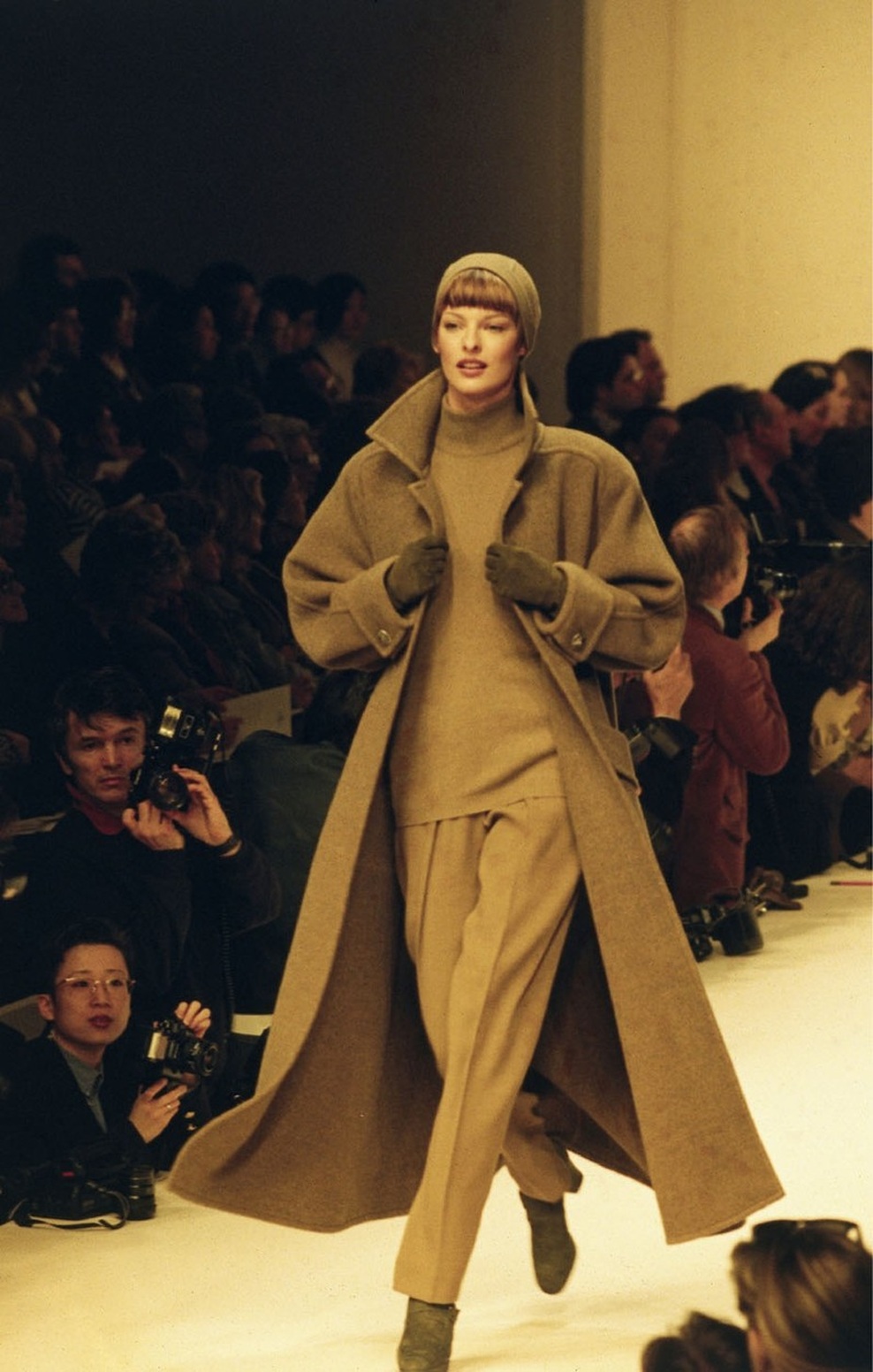 Linda je od tedaj prehodila zelo bogato modno pot in velja za enega izmed najbolj prepoznavnih supermodelov. To so bili časi, ko so bili supermodeli, kot so Linda,  Christy Turlington, Naomi Campbell  in Cindy Crawford, bolj prepoznavni kot večina igralcev in pevcev. Spomnimo se je predvsem kot obraz L´Oreala.