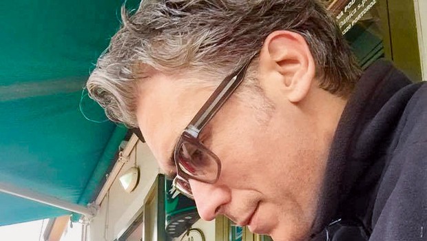 Jan Plestenjak s korekcijskimi očali. (foto: Goran Antley, osebni arhiv)