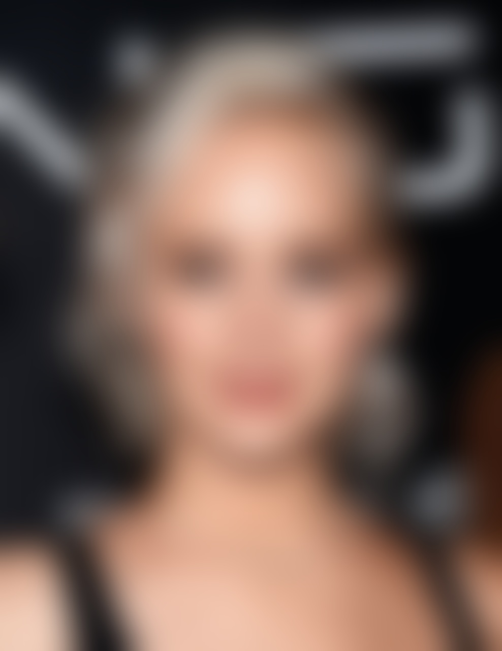 Jennifer Lawrence poje pred ogledalom
