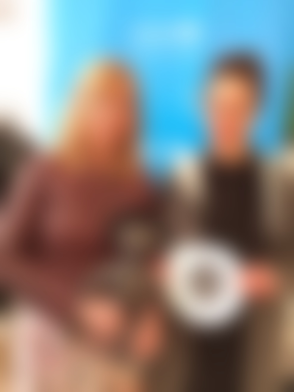   Oblikovalka Neli Štrukelj s posvojiteljico in punčko Anelizabeto
