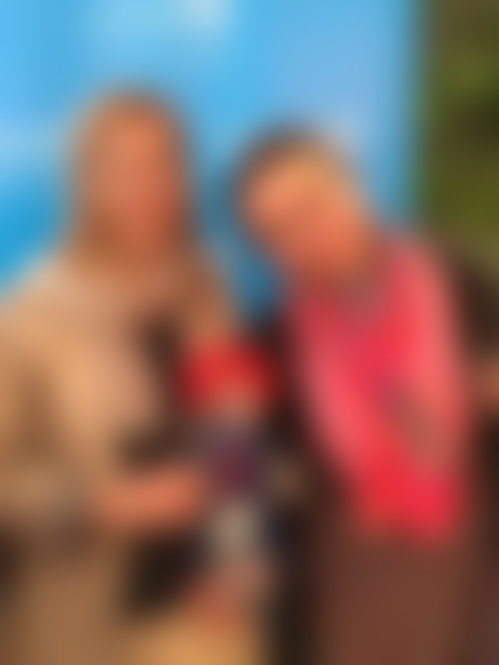 Oblikovalka Sanja Grcić s posvojiteljico in punčko Cvetko
