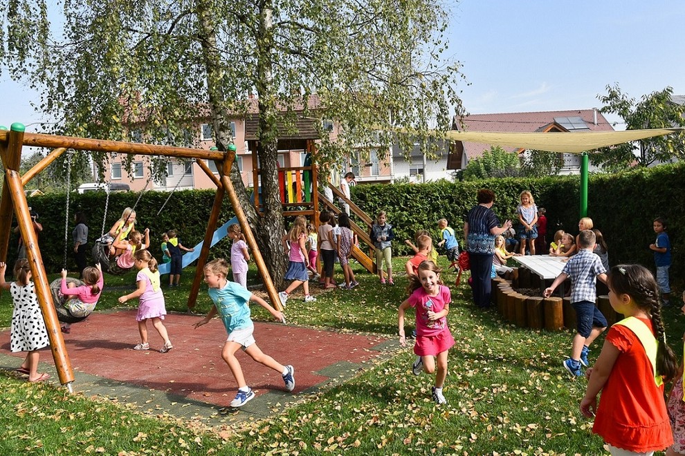 Otroci so žareli od sreče ob odprtju prenovljenega šolskega igrišča.