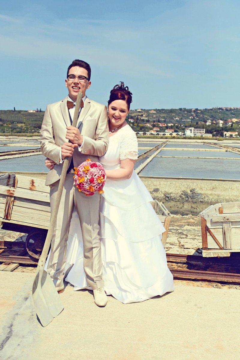 Ena od postojank poročnega
 fotografiranja so bile 
tudi Piranske soline, kjer 
so posneli promocijski video. (foto: RTV Slovenija, Janez kotar)