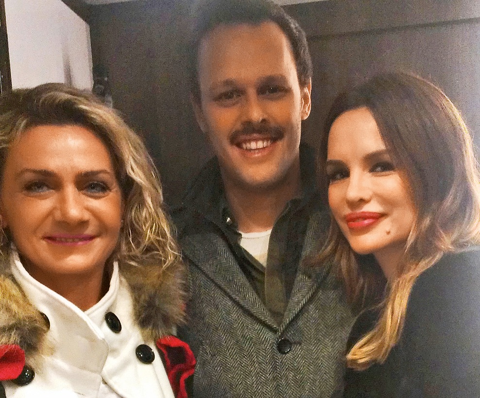 Umetnica Azra v
družbi zakoncev
Kojić – Severine in
Igorja – ni skrivala
zadovoljstva, da se
je velika pevska
diva odločila za
prav posebno darilo
s pomenom za
moža.