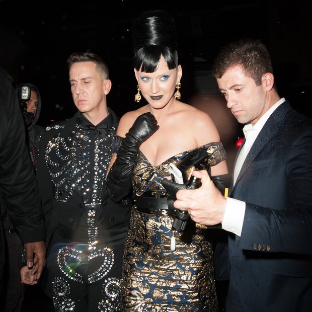 Katy Perry sredi trikotnika z Orlandom in Seleno