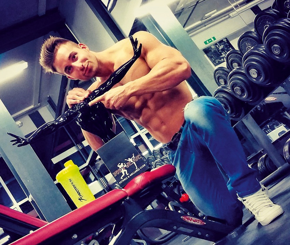 Vroče razgaljen barovec 
Rene se lahko pohvali 
s sanjsko postavo.