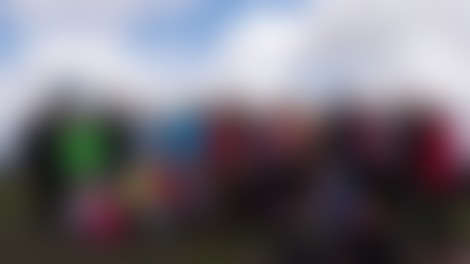 Zaposleni podjetja Skaza s svojimi družinami nasmejani na vrhu Smrekovca.