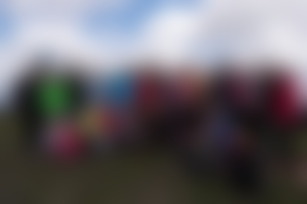 Zaposleni podjetja Skaza s svojimi družinami nasmejani na vrhu Smrekovca.