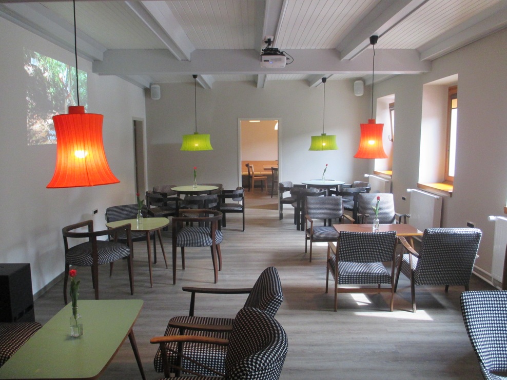 Primož Kozmus odprl družinsko kavarno in športni bar