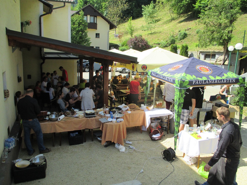 Primož Kozmus odprl družinsko kavarno in športni bar