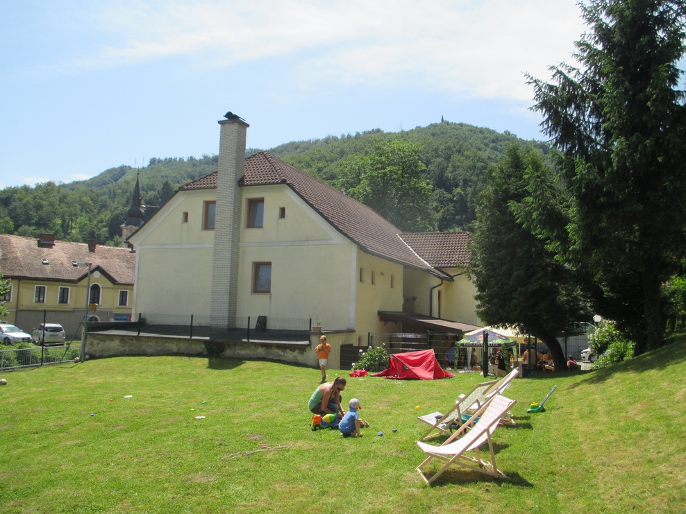 Primož Kozmus odprl družinsko kavarno in športni bar