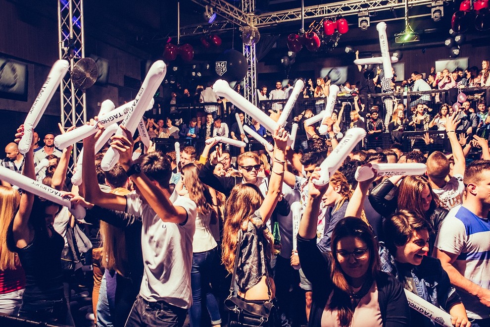 Vroča Cirkus zabava TAG Heuer v izvedbi energičnih Vanillaz!