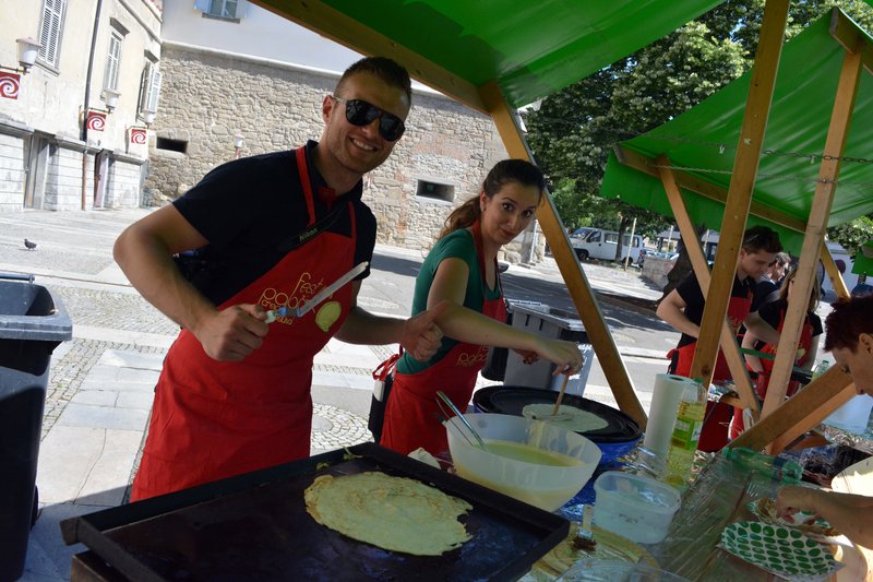 Člani Rotaract kluba Maribor s peko palačink zbrali 2.000,00 EUR prostovoljnih prispevkov in spekli rekordnih 1.000 palačink (foto: Rotaract Press)