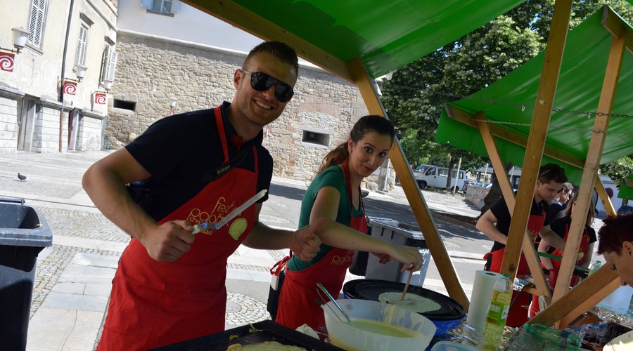 Člani Rotaract kluba Maribor s peko palačink zbrali 2.000,00 EUR prostovoljnih prispevkov in spekli rekordnih 1.000 palačink (foto: Rotaract Press)