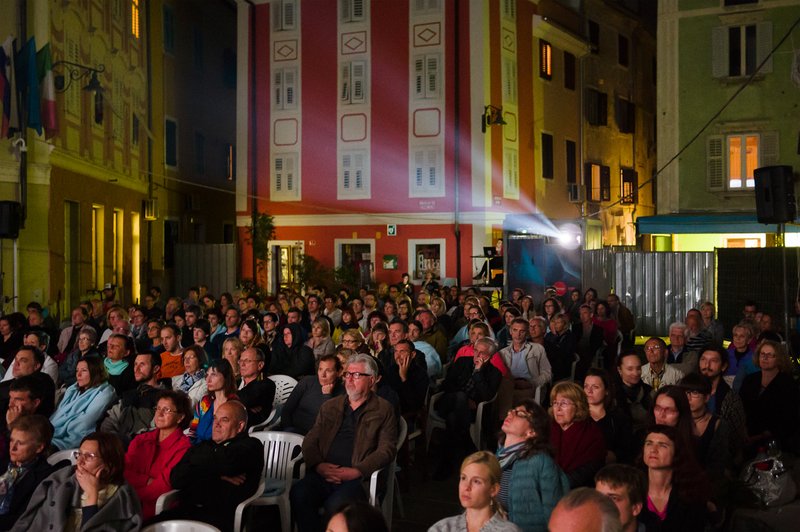 Kino Otok je v petih dneh že dvanajstič ustvaril pravo festivalsko skupnost (foto: Boštjan Mejak)