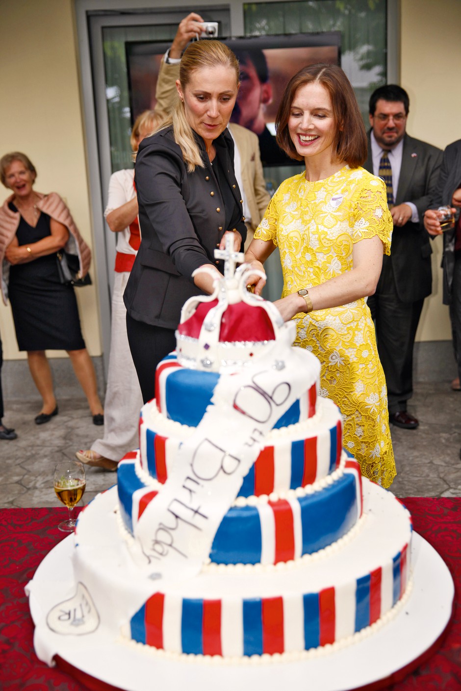 Alma Rekić, F&B menedžer v Grand Hotelu Union, je zbrane navdušila s slastno torto, v katero sta zarezali skupaj z britansko veleposlanico.
 (foto: Helena Kermelj)