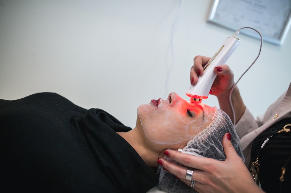 Tudi igralka Tina Gorenjak skrbi za svojo kožo v klubu lepote L'Amorage   (foto: Ksaver Šinkar)