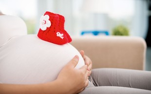 Zakaj se vse več slovenskih mamic odloča za drag porod v tujini?