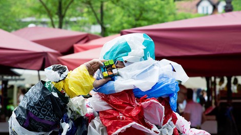 Kako so mimoidoči na ljubljanski tržnici opazovali nastanek Bagfoota, pošasti iz plastičnih vrečk!