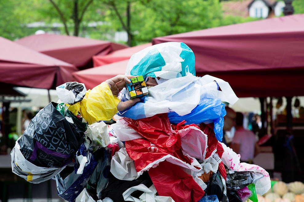 Kako so mimoidoči na ljubljanski tržnici opazovali nastanek Bagfoota, pošasti iz plastičnih vrečk! (foto: Maša Kores)
