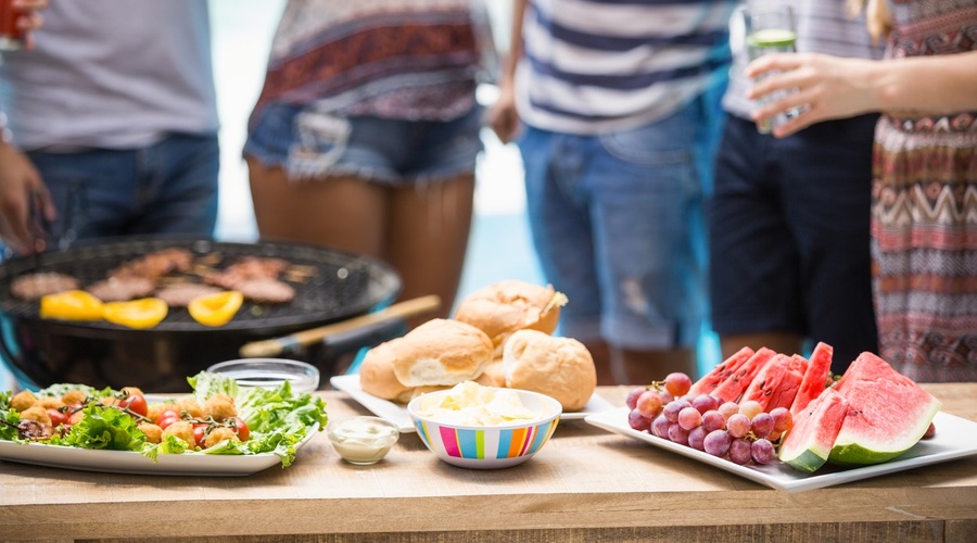 Piknik z žarom? Pa veste, da na žar ne sodijo šunke, klobase, hrenovke ...? (foto: profimedia)