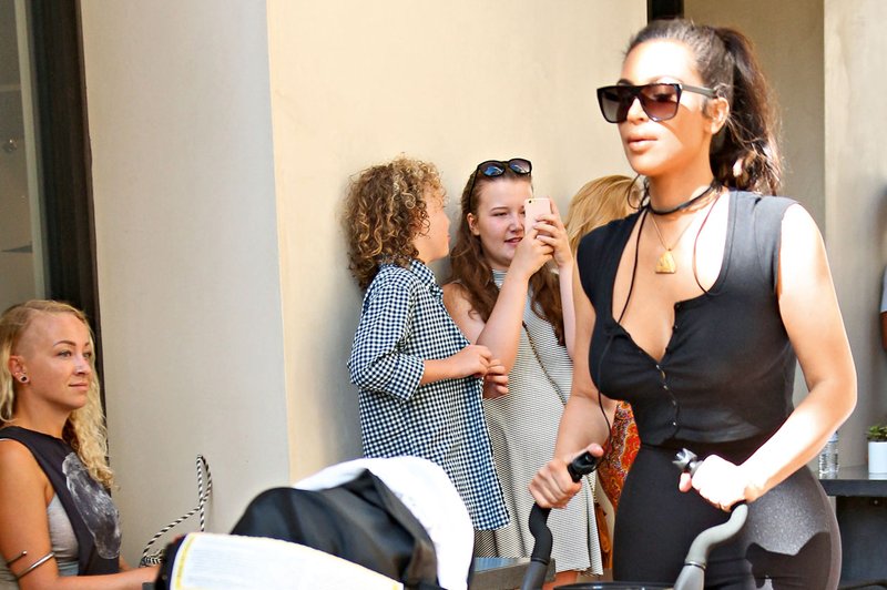 Kim Kardashian: Tudi malčka je postavila pred kamere (foto: Profimedia)