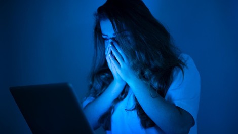 Internetno nadlegovanje povzroča depresijo, nočne more in anoreksijo