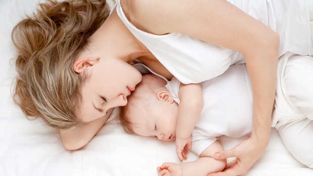 Spanje z dojenčkom: Zakaj koristi tudi mami (foto: Shutterstock)