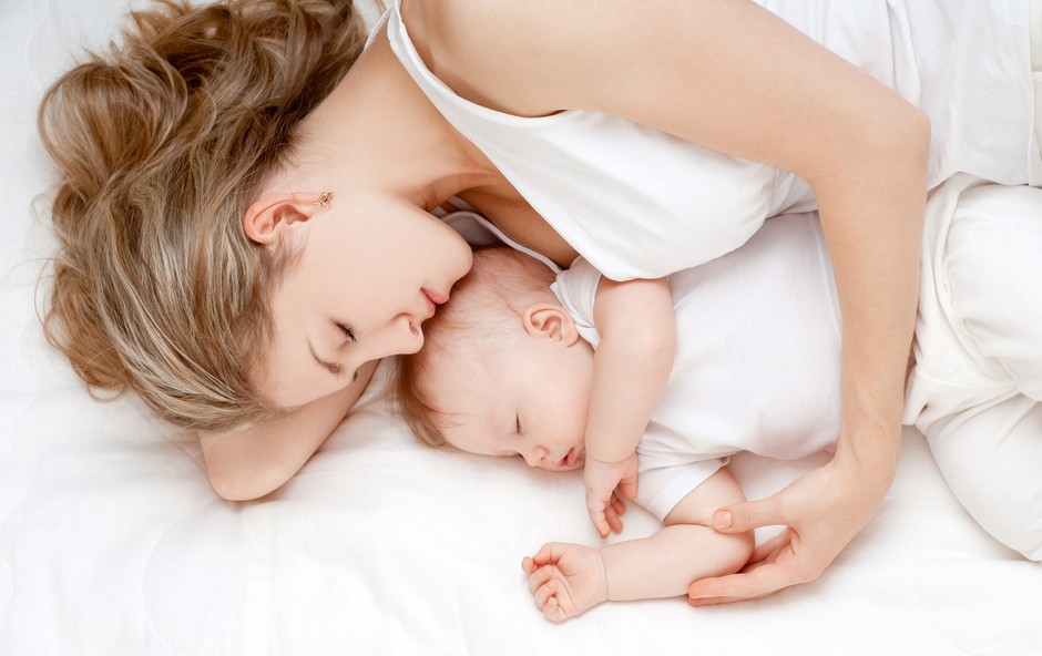 Spanje z dojenčkom: Zakaj koristi tudi mami (foto: Shutterstock)