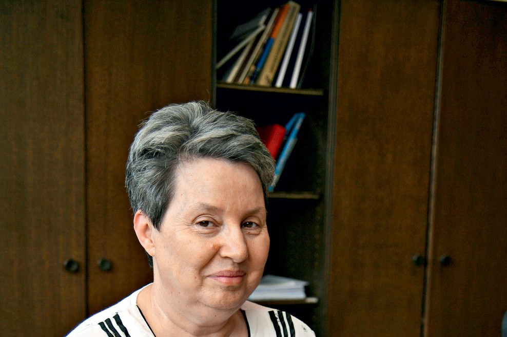 Jana Dobnik je odraščala v Idriji, kjer je pridobila veliko znanja o idrijski čipki. (foto: MIMA)
