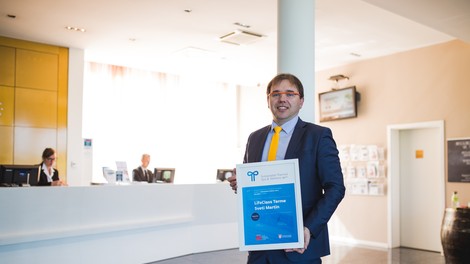 LifeClass Terme Sveti Martin prisegajo na zeleno. Na fotografiji direktor Branimir Blajić z enim od certifikatov.
