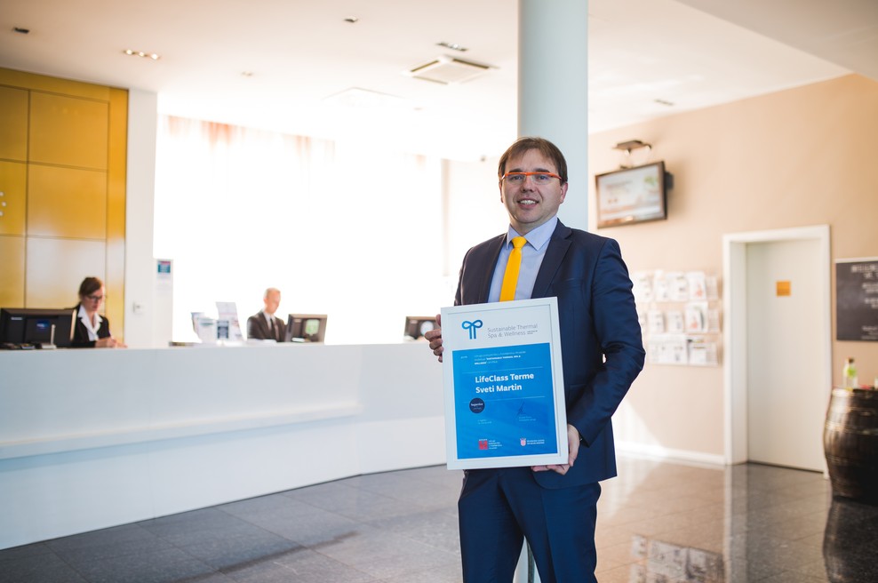LifeClass Terme Sveti Martin prisegajo na zeleno. Na fotografiji direktor Branimir Blajić z enim od certifikatov. (foto: LifeClass Terme Sveti Martin)