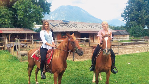 Tanja in Tara sta z užitkom sedli na konja in naredili nekaj krogov po ranču Lipa v Hrašah pri Lescah. (foto: Story Press)