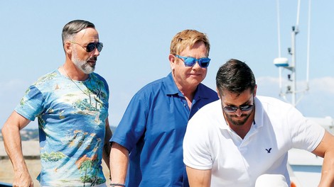 Elton John z družino počitnikuje v Saint-Tropezu