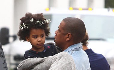 Zakaj hudiča bi odrasle ženske na internetu zmerjale 4-letno hčerko zvezdnice Beyonce?