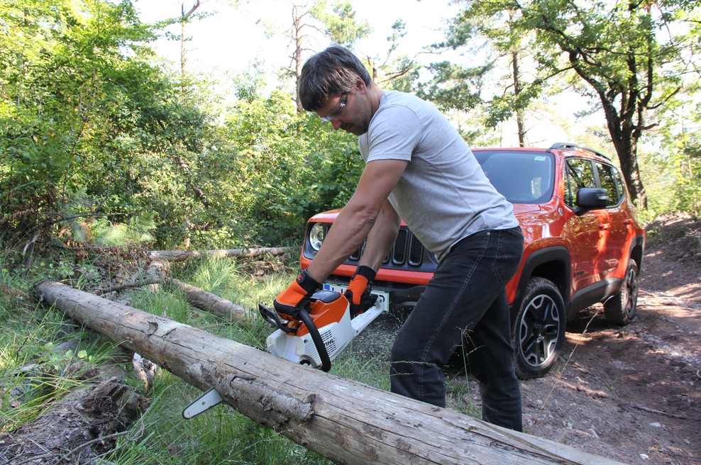 Zadnje priprave na Jeep festival 2016: urejanje prizorišča z motorno žago Stihl (foto: Adriamedia)